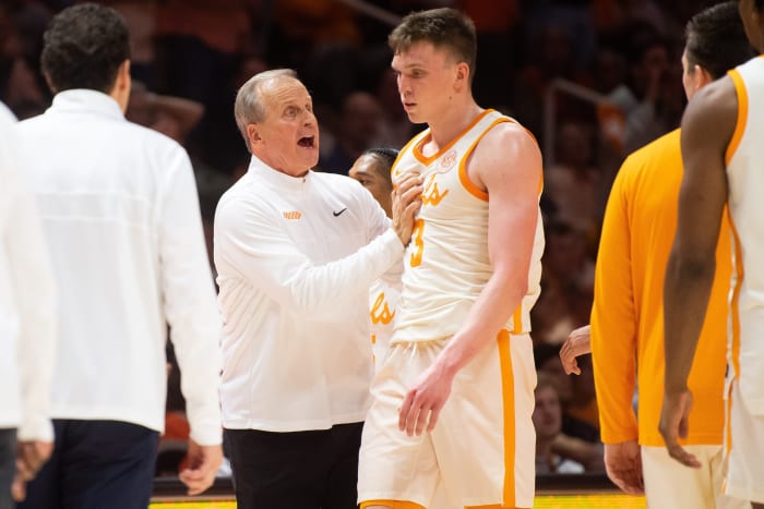 Tennessee Volunteers HC Rick Barnes with G Dalton Knecht during the win over South Carolina. (Photo by Brianna Paciorka of the USA Today Network)